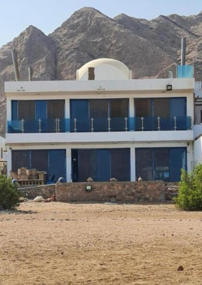 Luxurious Beachfront Villa with Private Pool & Jacuzzi in Dahab